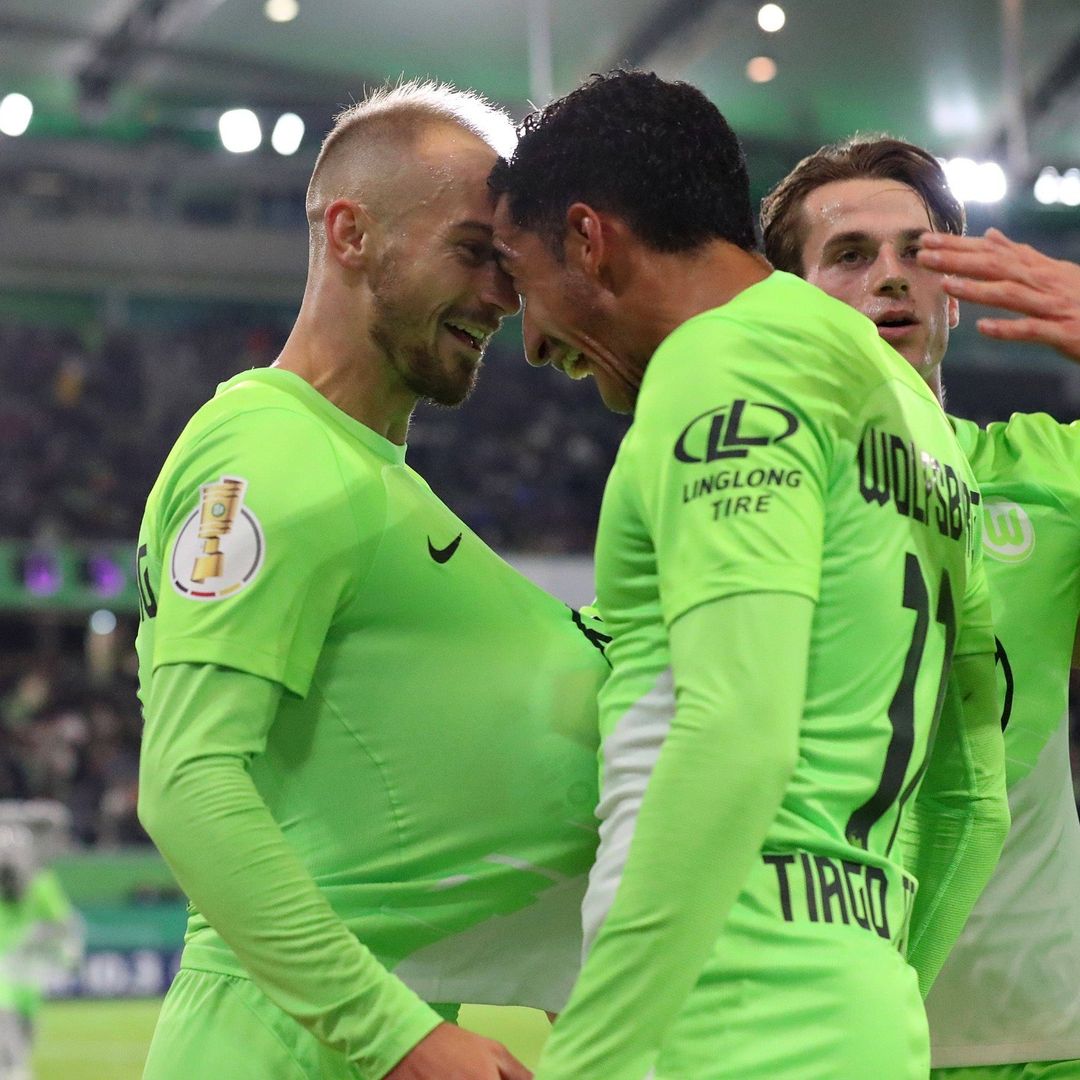 Pemain Wolfsburg, Vaclav Cerny (kiri) merayakan gol yang ia cetak ke gawang RB Leipzig di Volkswagen Arena, Rabu dini hari dalam babak 32 besar DFB pokal