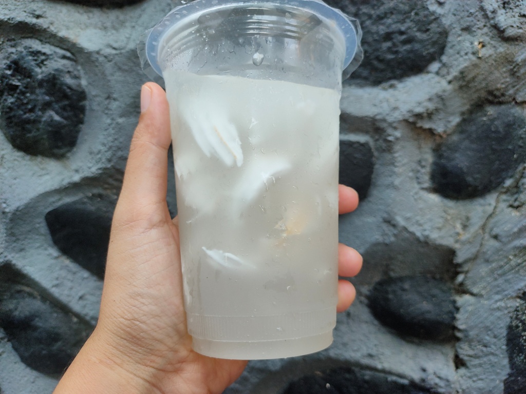 ES KELAPA:  Es kelapa muda, salah satu jenis minuman yang dijual pedagang keliling di Bali.