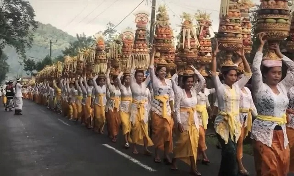 MAPEED: Mapeed dalam tradisi Hindu Bali merupakan salah satu bentuk rasa bhakti kepada Tuhan, sebagai wujud nyata ajaran Prawerti Marga.