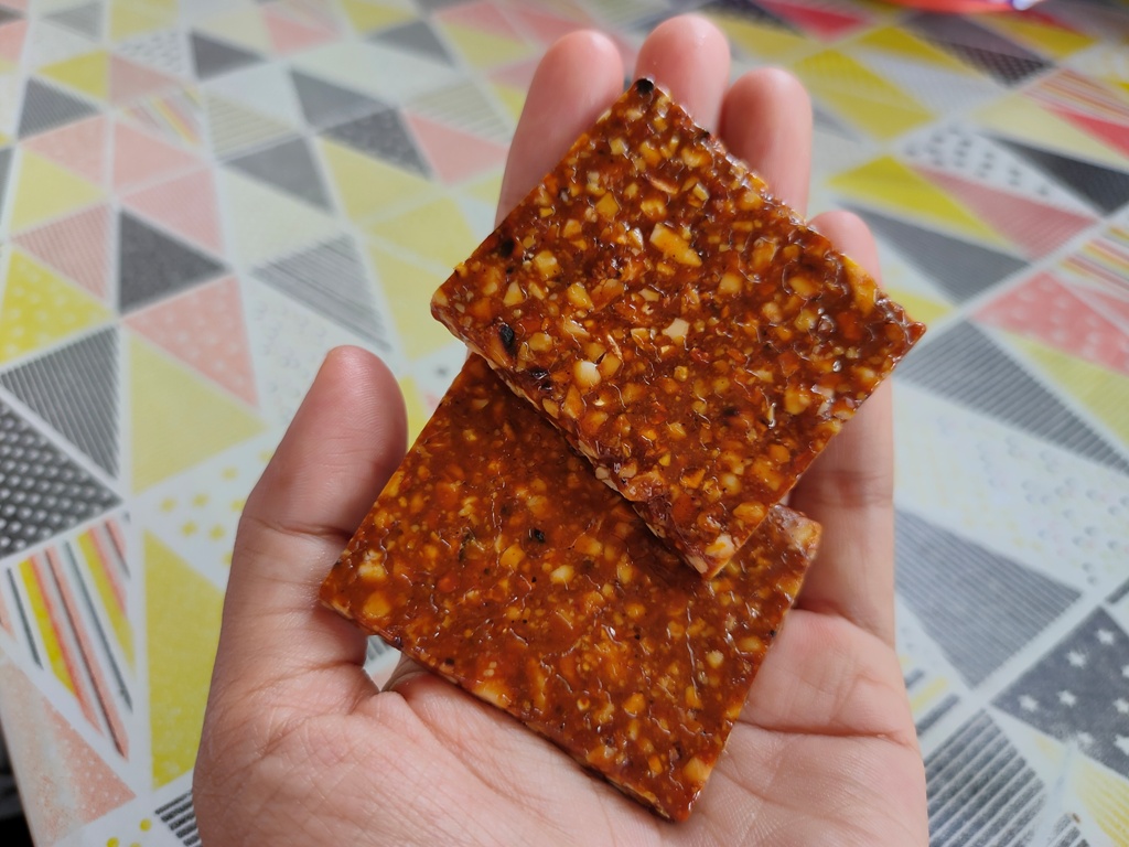 TINGTING: Permen Tingting merupakan permen jadul dengan rasa unik karena dibuat menggunakan campuran kacang dan gula merah.