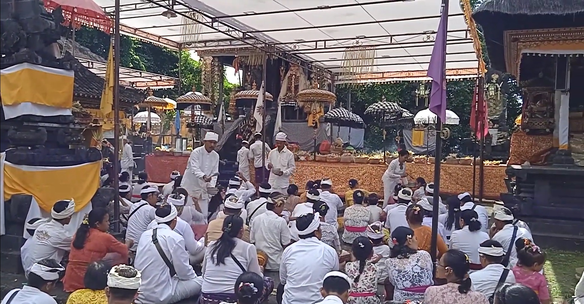 NGUSABA SATUH: Upacara ngusaba satuh di Desa Adat Angantelu, Karangasem Bali memakai sarana jajan satuh sebagai persembahan kepada Dewi Durga.