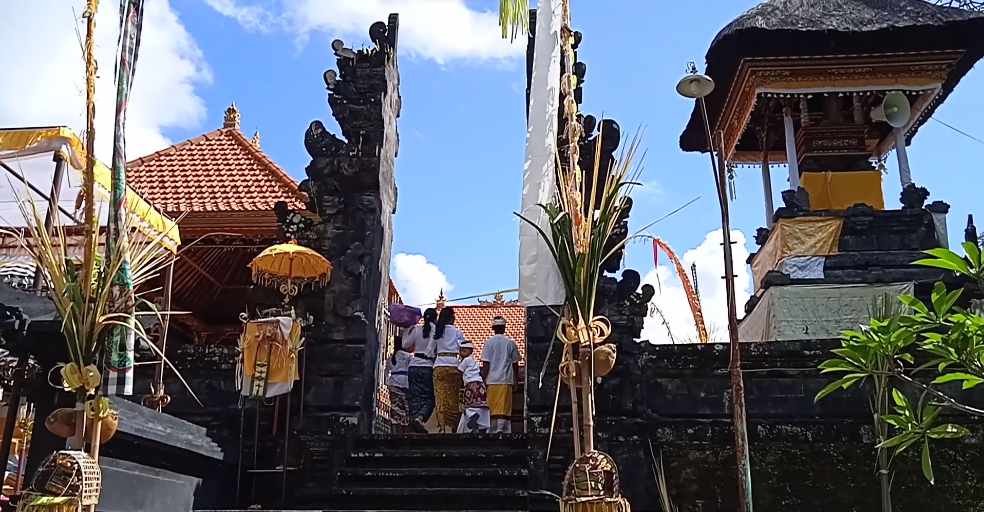 RITUAL AIRSANYA: Rangkaian prosesi ngusaba satuh diakhiri dengan raitual airsanya untuk memohon keharmonisan alam.