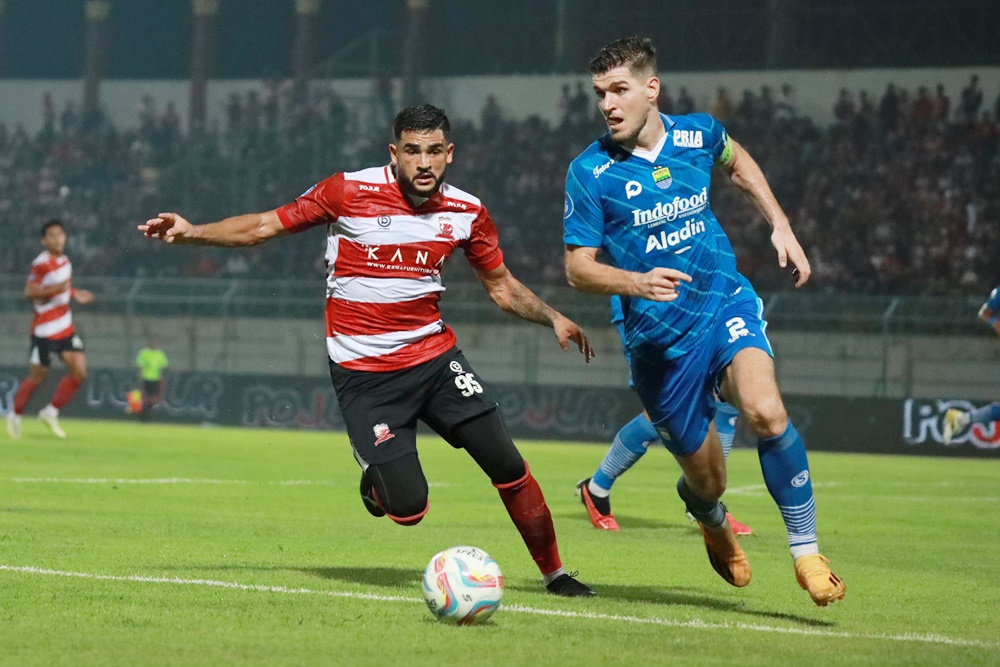 Madura United FC menelan kekalahan di kandang sendiri saat menghadapi Persib Bandung di pekan ke-18.