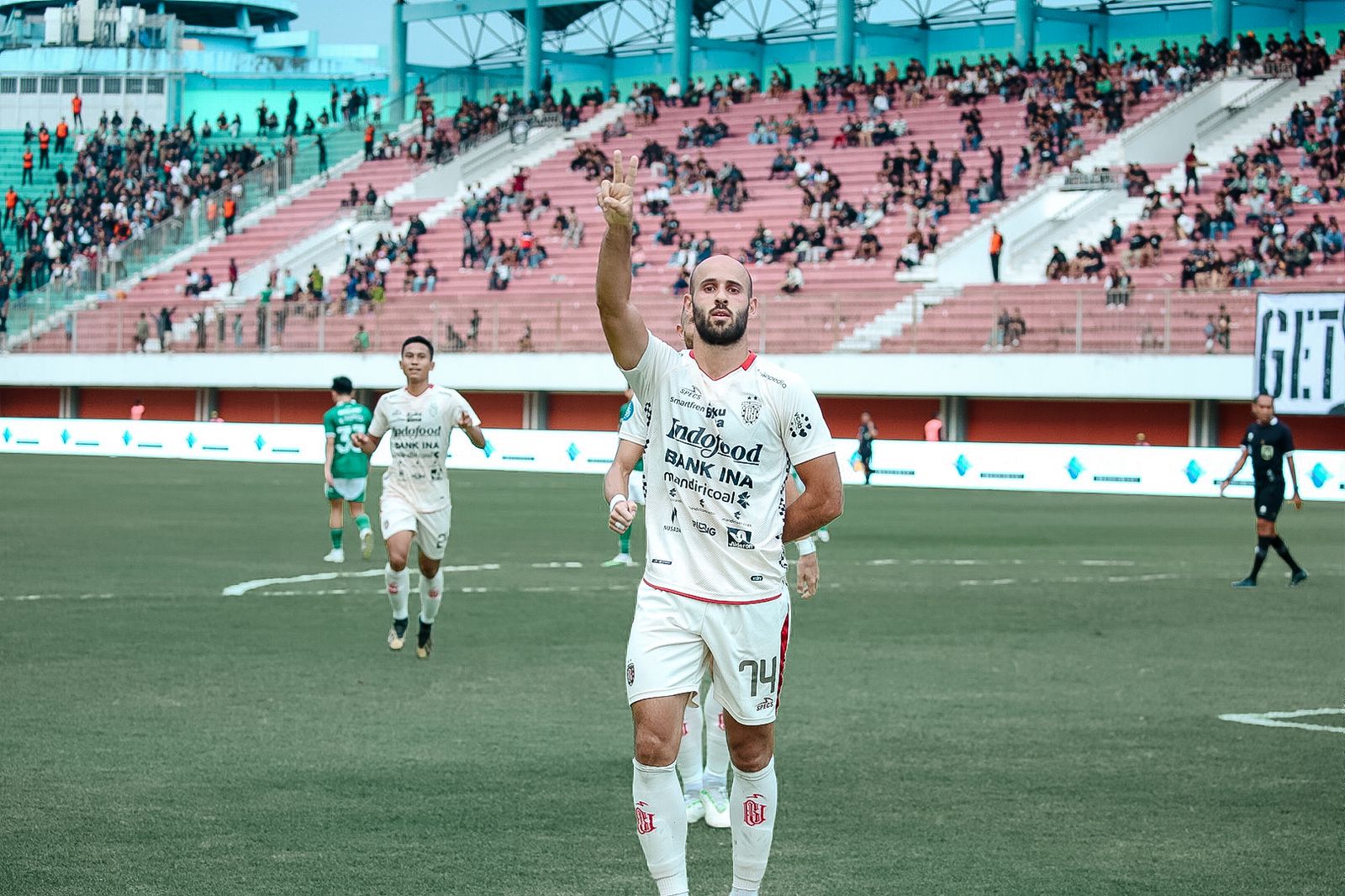 Selebrasi Mohammed Rashid setelah mencetak gol kemenangan Bali United atas PSS Sleman di Stadion Maguwoharjo, Jumat 3 November 2023.&nbsp;