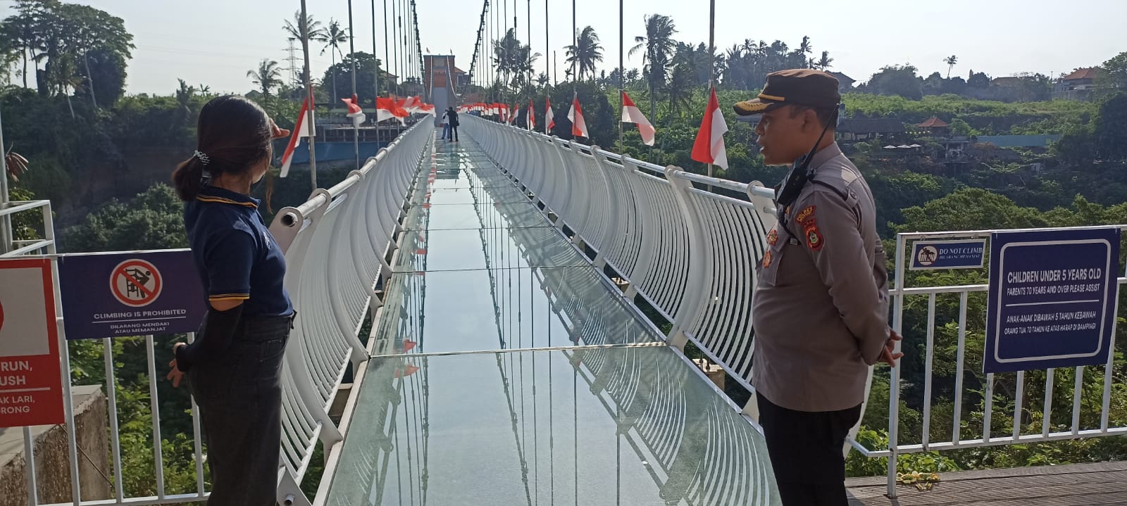 PATROLI: Kapolsek Blahbatuh Kompol I Made Tama bersama anggota Intelkam melaksanakan kegiatan patroli di DTW jembatan kaca Bali Glass Bridge, Banjar Blangsinga Desa Saba Kecamatan Blahbatuh Kabupaten