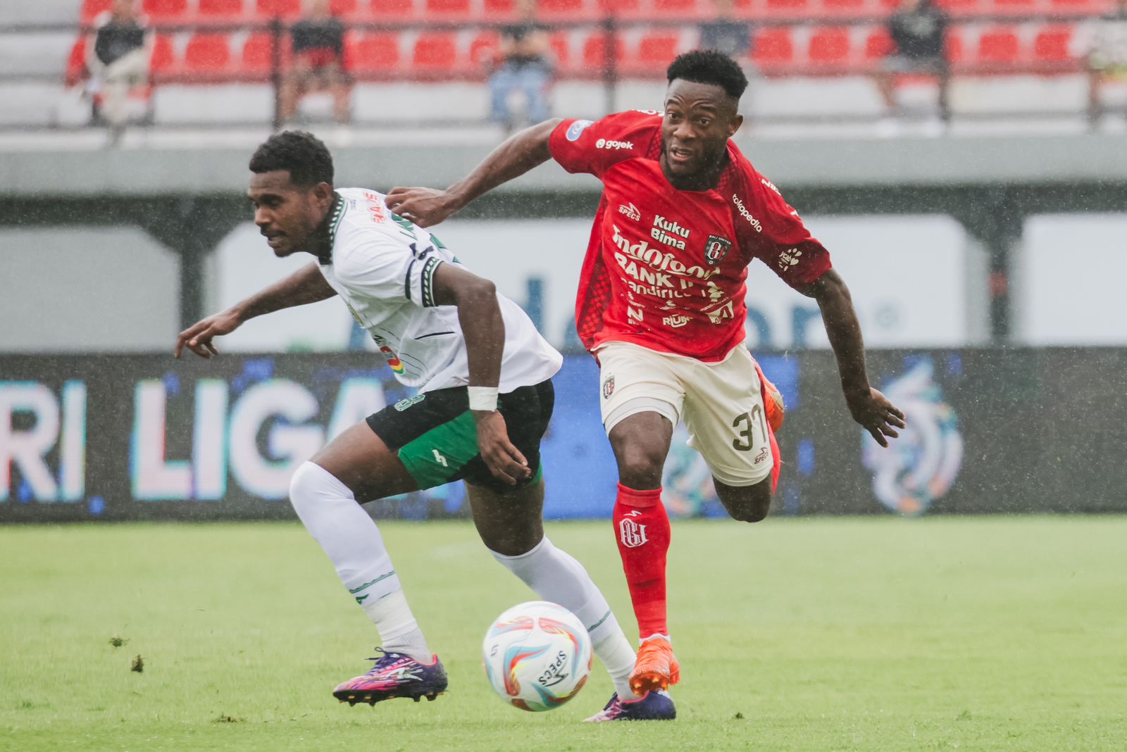 Pertemuan Bali United dan PSS Sleman di putaran pertama lalu. Keduanya berjumpa di pekan ke-18, Jumat 3 November 2023 sore ini di Stadion Maguwoharjo.