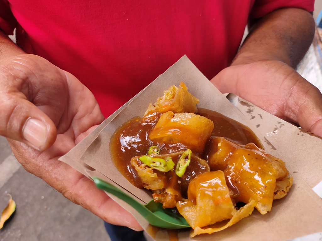 LUMPIA SAYUR: Lumpia sayur merupakan salah satu kuliner tradisional Bali yang lezat dengan bumbu nikmat, untuk hidangan pembuka para vegetarian.