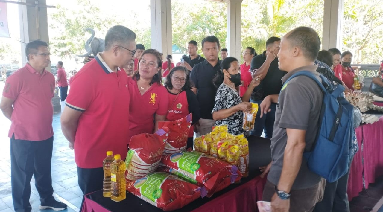 Pasar murah digelar Pemkab Gianyar di Wantilan Pura Payogan Agung Ketewel, Kecamatan Sukawati, Gianyar, Bali Jumat, 3 November 2023.