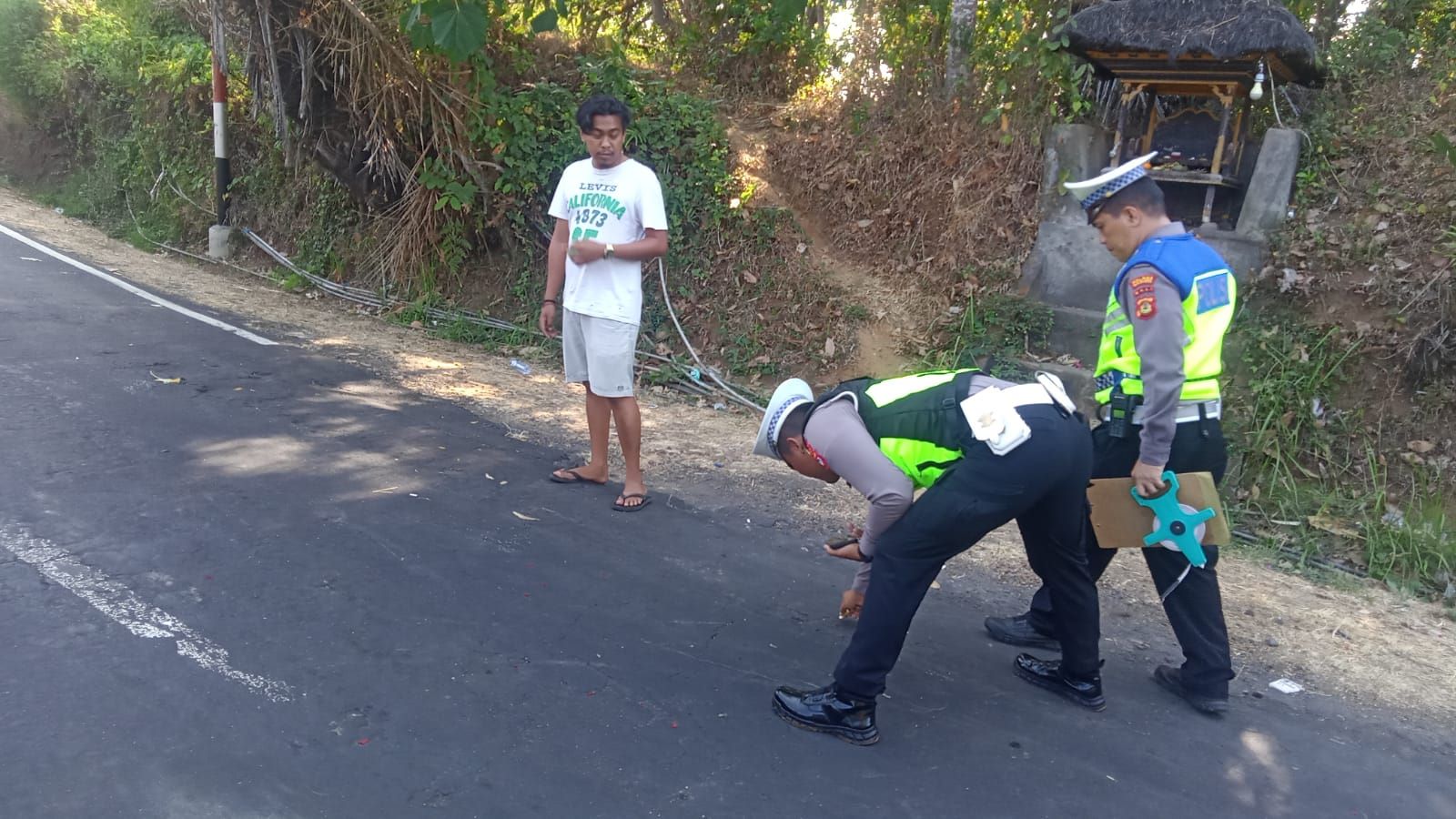 Polisi dari Polres Buleleng olah TKP WNA Inggris jadi korban tabrak lari di Buleleng, Bali.