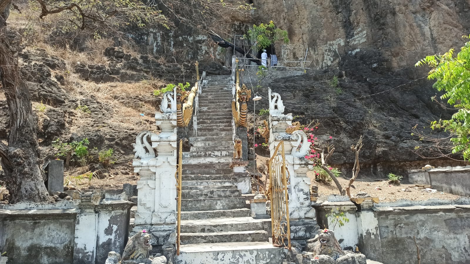 PURA: Pura Goa Tirta Sunia di Desa Banyupoh, Kecamatan Gerokgak, Buleleng menyimpan rahasia air suci kasat mata di kawasan Bali Utara.
