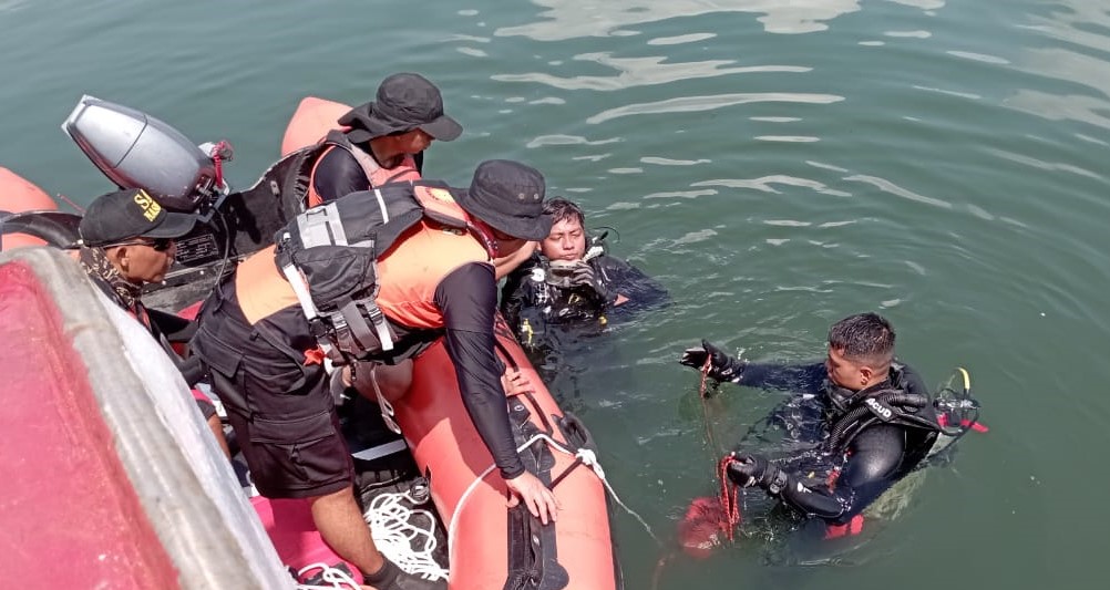 Tim SAR melakukan pencarian ABK KM Milinium 6 yang jatuh di perairan Benoa, Denpasar, Bali pada Sabtu, 4 November 2023.