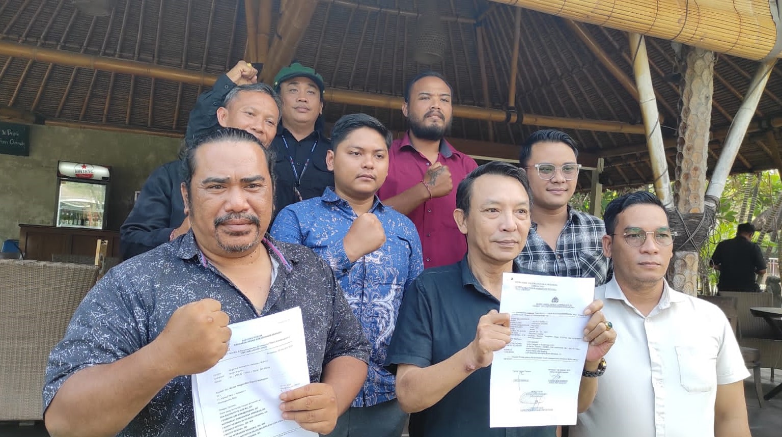 Tim kuasa kukum bendesa adat Bugbug dengan komando Ida Bagus Putu Agung (depan paling kiri)