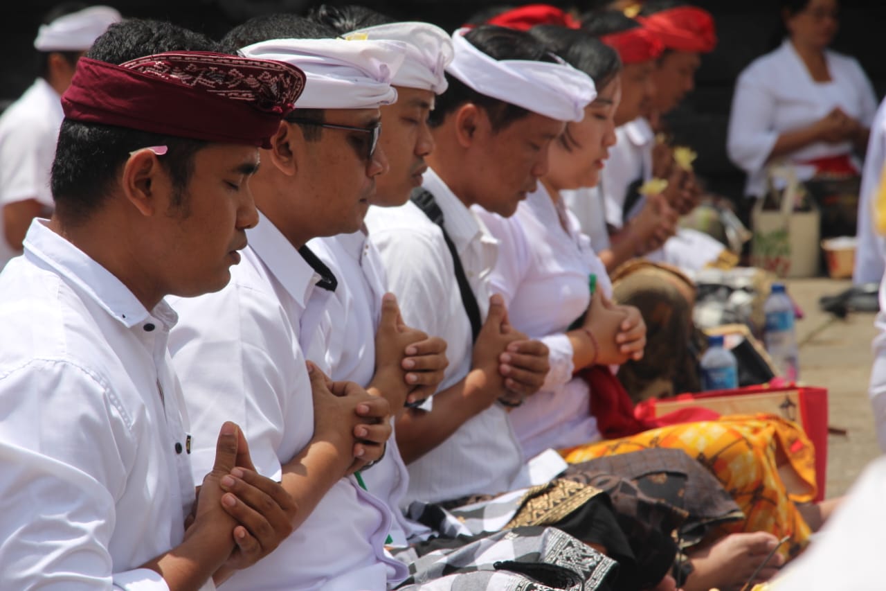 PUJA TRI SANDYA: Umat Hindu melaksanakan Puja Tri Sandya. Mantra dalam Puja Tri Sandya bukan merupakan karangan, tetapi disusun dari mantra-mantra dalam kitab suci agama Hindu.