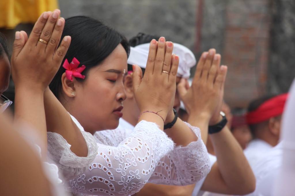 WANITA : Keberadaan wanita Hindu banyak diulas dalam berbagai kitab, seperti Siwa Tattwa dan Manawa Dharmasastra.