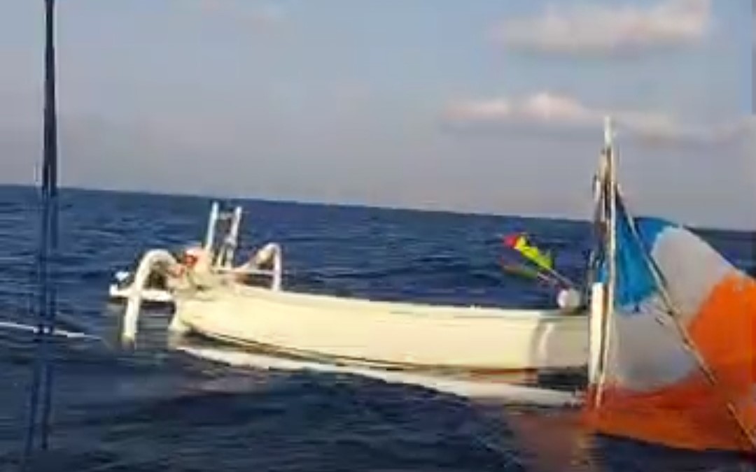 Jukung nelayan tidak ada pemiliknya saat ditemukan terombang-ambing di tengah laut perairan Bunutan, Kecamatan Abang, Kabupaten Karangasem, Bali pada Minggu,5 November 2023.