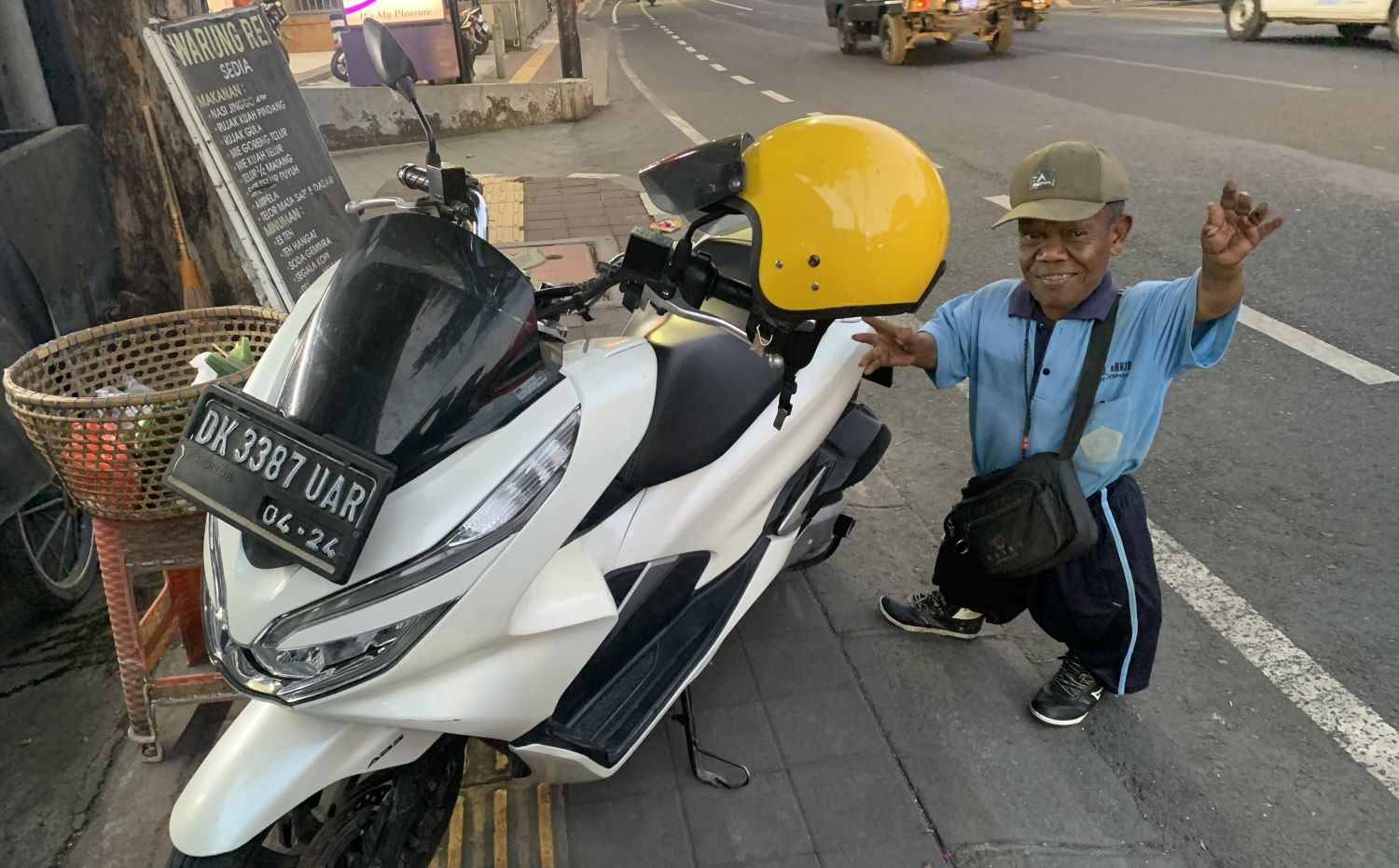 Hendrik Sari Kusbiantoni, salah satu juru parkir di Denpasar, Bali yang miliki proporsi tubuh &lsquo;spesial&rsquo; pernah syuting bareng Ruben Onsu.
