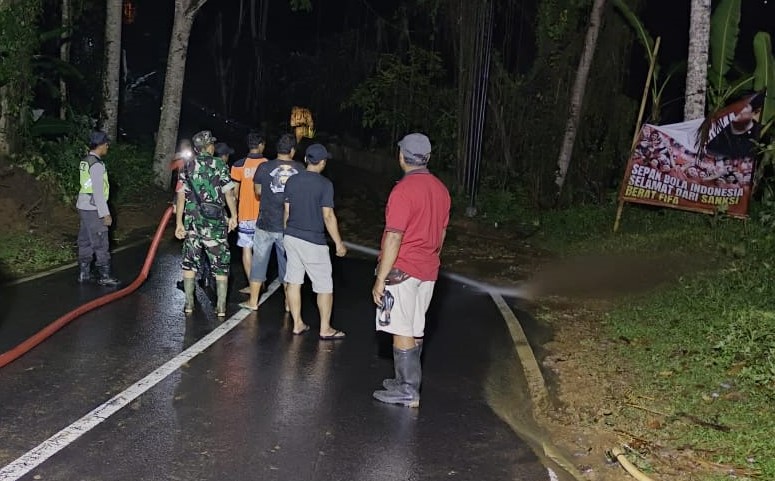 Petugas TRC BPBD Gianyar dan pihak lainnya melaksanakan penanganan tanah longsor di wilayah Tegallalang, Kabupaten Gianyar, Bali, Minggu, 5 November 2023.  &nbsp;