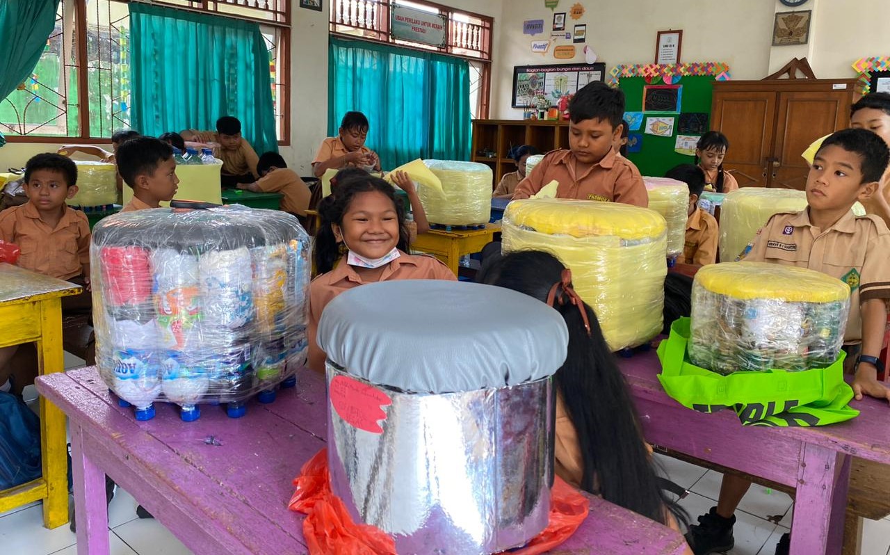 Siswa SD Negeri 18 Dangin Puri, Denpasar, Bali mengolah sampah plastik jadi sofa sebagai wujud peduli lingkungan.