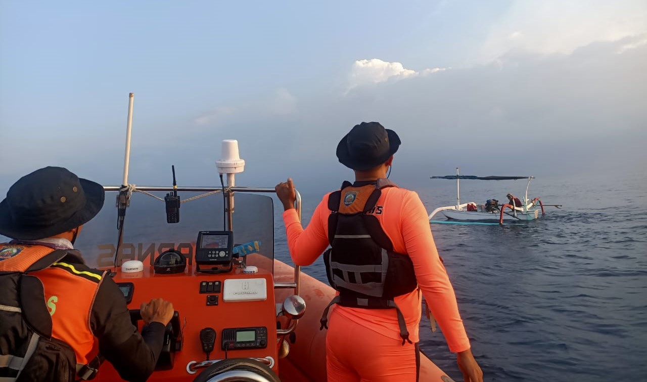 Tim SAR melakukan pencarian nelayan hilang di perairan Buleleng, Bali.