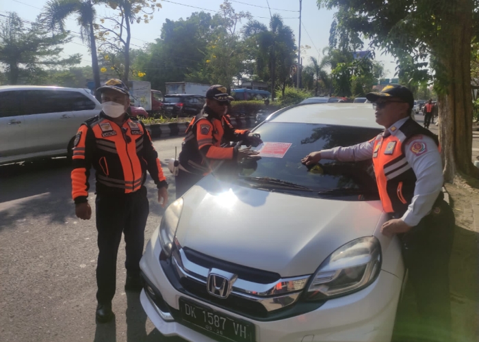 TERTIBKAN : Tim Gabungan Dinas Perhubungan Kota Denpasar saat melaksanakan Sidak Lalu Lintas dan Angkutan Jalan di Jalan Bypass Ngurah Rai, Kawasan Pelabuhan Sanur, Senin 6 November 2023.