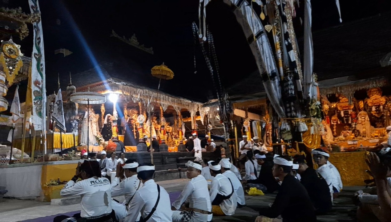 PURA : Pura Luhur Pucak Bukit Kembar biasanya didatangi sasuhunan dari empat kabupaten di Bali saat piodalan.