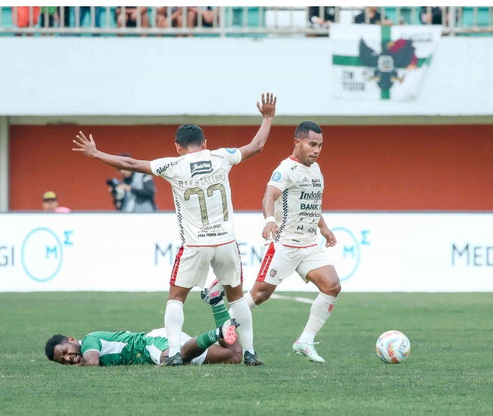 Full back Bali United, Ardi Idrus (kanan) terpilih dalam Best XI Team of The Week Liga 1 Indonesia pekan ke-18