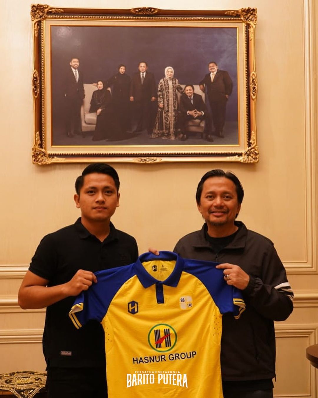 Barito Putera perkenalkan Natanael Siringoringo (kiri) sebagai pemain barunya.