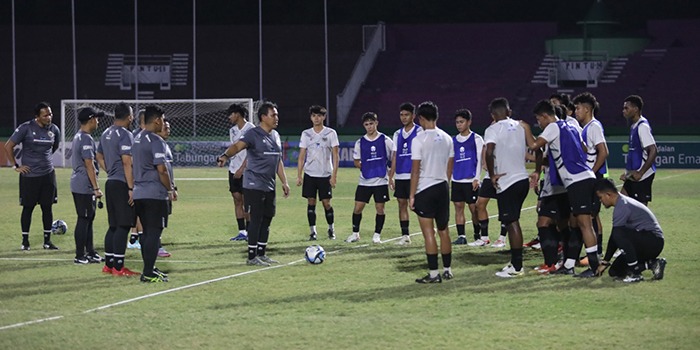 Pelatih timnas Indonesia U-17, Bima Sakti saat memberikan arahan kepada skuadnya ketika latihan malam hari di Stadion Gelora Delta Sidoarjo.