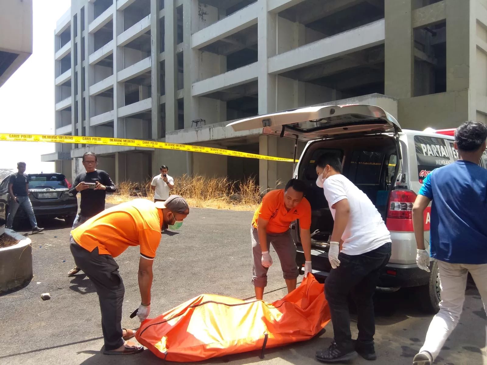 Petugas mengevakuasi jenazah mahasiswi FKH Unair yang tewas dalam mobil di parkiran Apartemen di Sidoarjo, Jawa Timur.