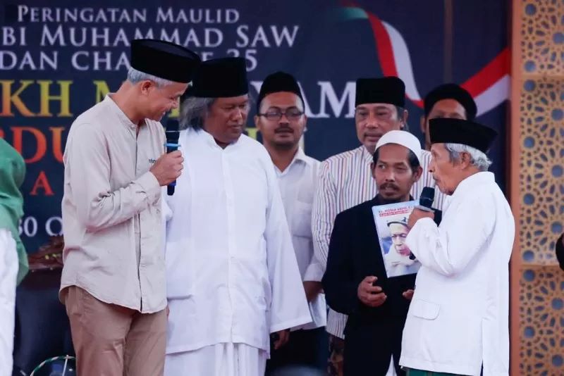 Ganjar Pranowo hadir dalam haul ke-35 kiai Hisyam Abdul Karim di Ponpes Roudlotussholichin Sholichat, Kalijaran, Purbalingga, Senin (30/10).
