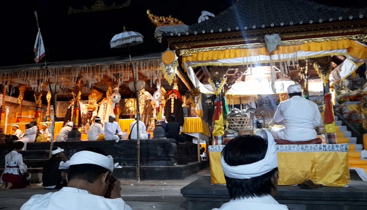 PURA : Pura Pucak Bukit Kembar, Desa Adat Pacung, Baturiti, Tabanan diyakini sebagai tempat memohon keturunan berupa anak kembar.