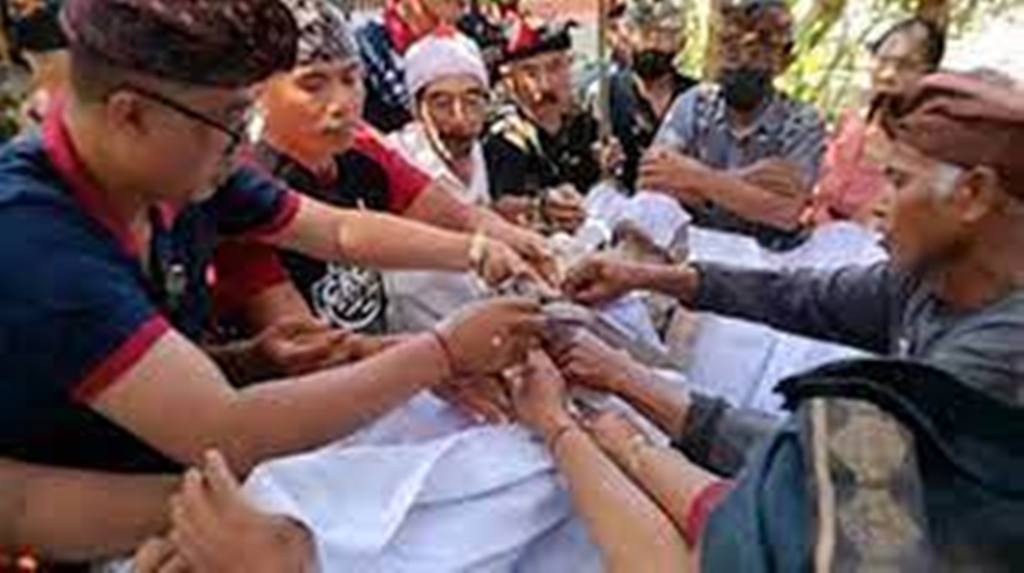 NYIRAMIN LAYON: Rangkaian upacara nyiramin layon menurut Hindu di Bali berisi persembahyangan bhakti pemegat.