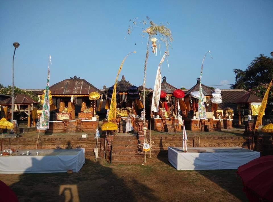 WUJUD SYUKUR: Makan bersama saat piodalan di Pura Mas Penyeti merupakan wujud syukur umat Hindu Bali di Kelurahan Banjar Tegal atas berkah dari Dewa Wisnu.