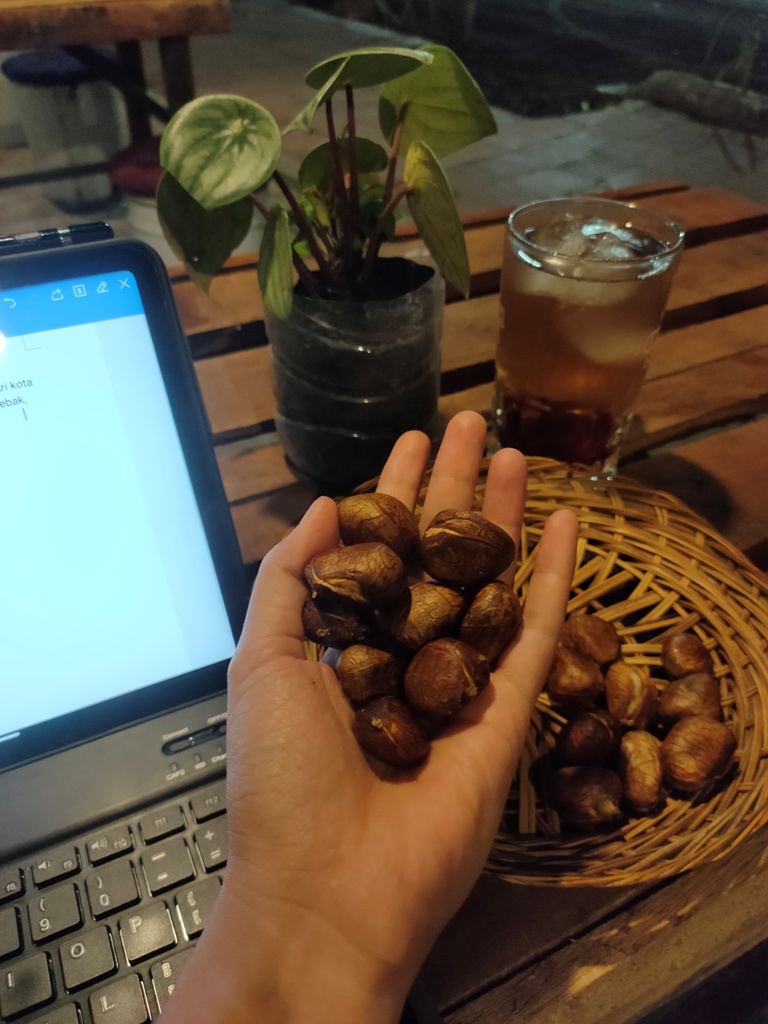 BATUN TIMBUL: Biji tiwul atau batun timbul sangat cocok untuk dijadikan camilan saat minum kopi atu teh karena rasanya gurih.