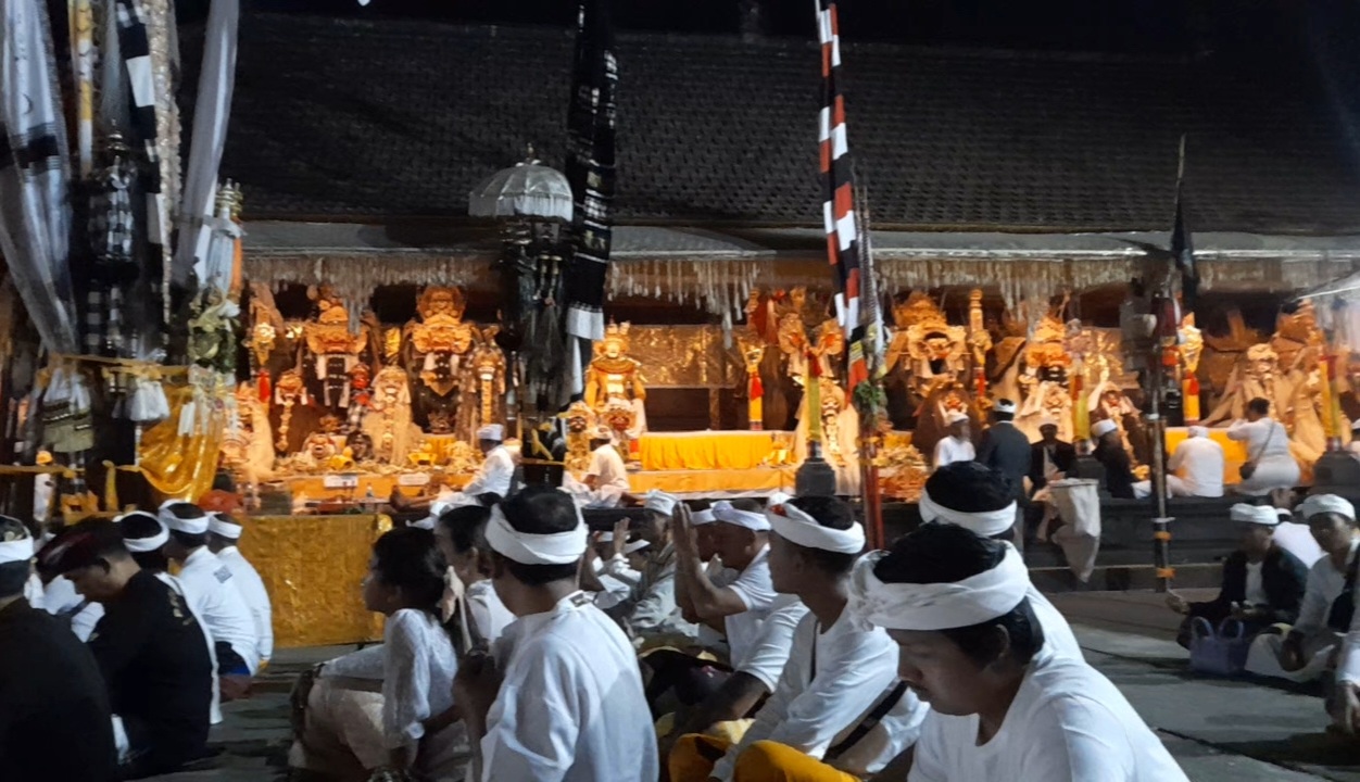PURA : Selain unik, Pura Pucak Bukit Kembar yang terletak di Desa Adat Pacung, Baturiti, Tabanan ini juga terkenal angker. Keangkerannya terlihat dari pementasan wayang niskala.
