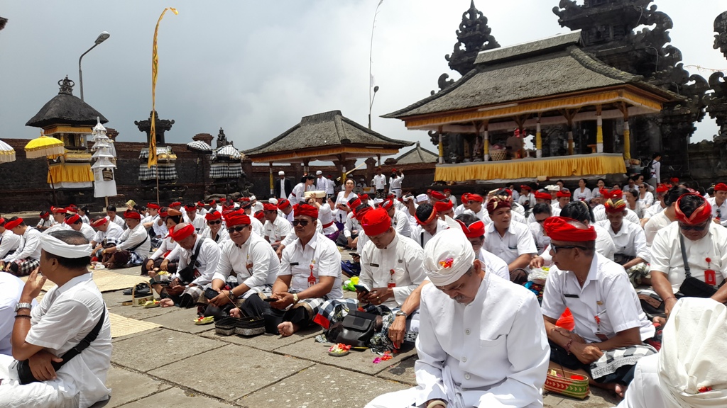 BUSANA : Umat Hindu di Bali memiliki tatacara dan etika berbusana ketika hendak melaksanakan persembahyangan ke pura. Tidak hanya soal baju, tetapai juga tatacara memakai kamen, saput, umpal dan udeng