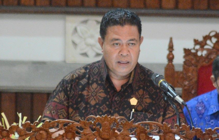 Juru bicara gabungan fraksi DPRD Buleleng Putu Mangku Budiasa.