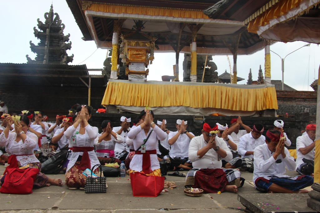SEMBAHYANG : Persembahyangan yang dilakukan umat Hindu saat hari suci Purnama. Pada hari ini diyakini Sanghyang Purusangkara sedang beryoga.