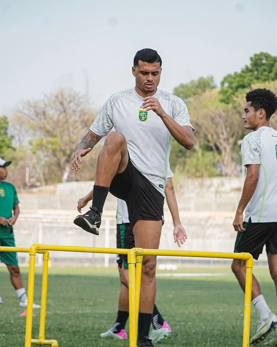 Pemain baru Persebaya Surabaya, Yan Victor terlihat mengikuti latihan bersama tim.