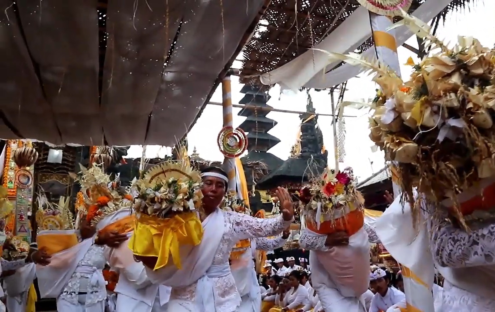 NUNAS PADI: Pementasan tari Rejang Sang Hyang Iinan di Desa Pujungan, Tabanan Bali berisi rangkaian tradisi nunas padi di Pura Luhur Srijong dan Pura Bedugul.