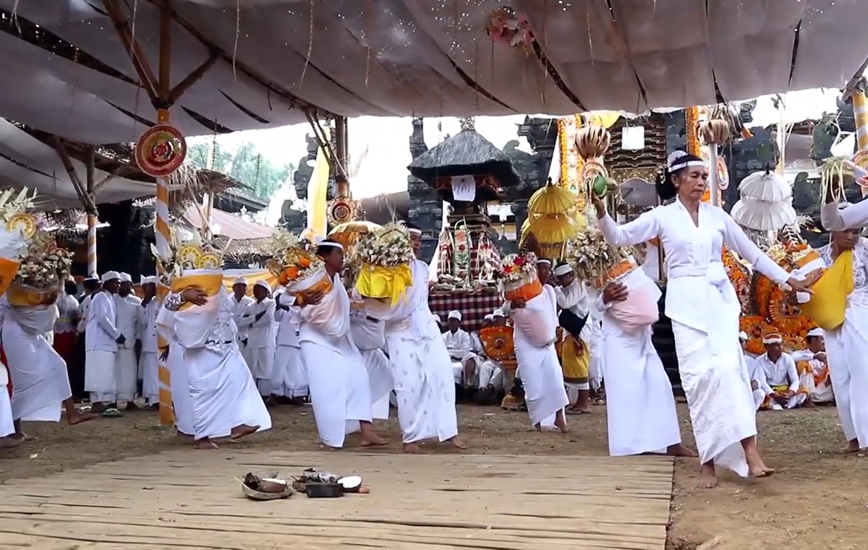 REJANG: Tari Rejang Sang Hyang Iinan ditarikan para wanita yang sudah menopause saat Ngusabha Negtegang di Pura Puseh dan Pura Desa Pujungan.