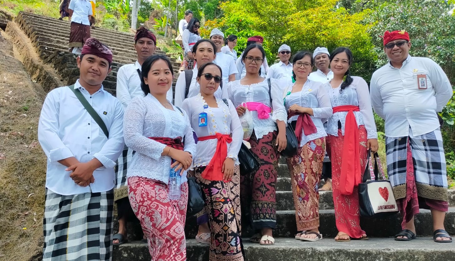 Umat Hindu di Bali tengah melaksanakan persembahyangan ke pura menggunakan pakaian adat.