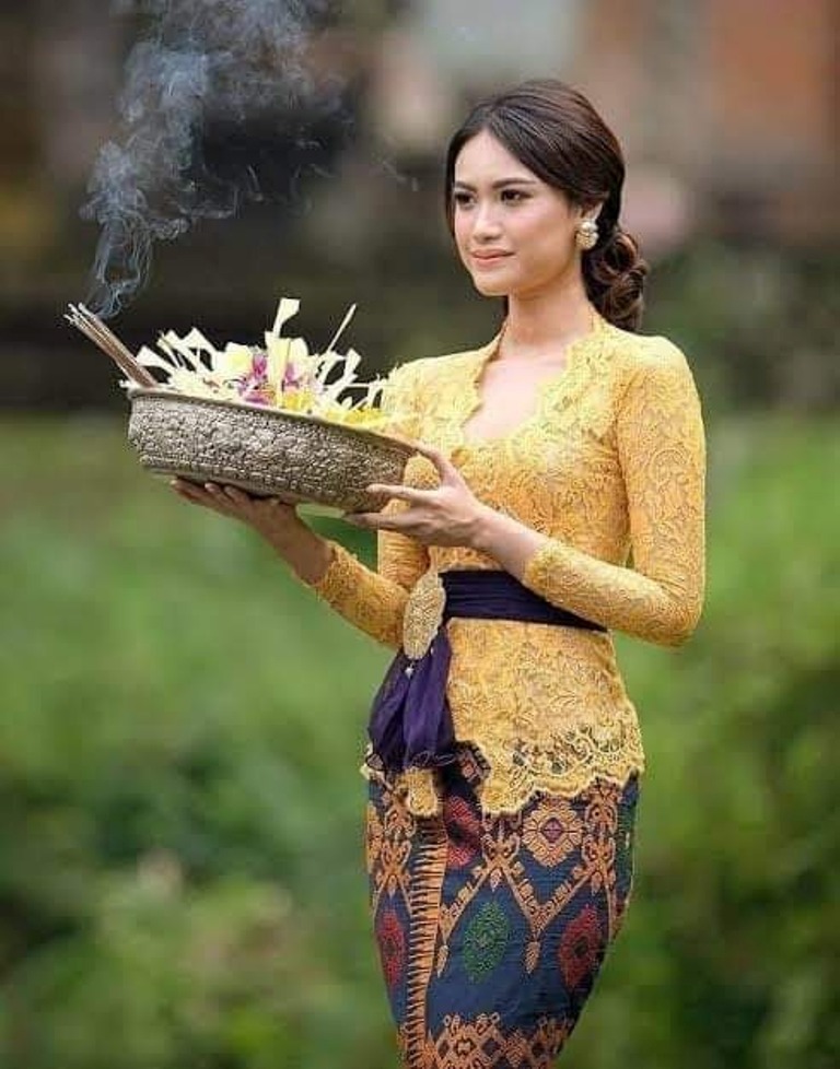 BUSANA: Kaum wanita Hindu di Bali memiliki etika dalam berbusana. Tidak hanya soal kamen, baju dan selendang tetapi juga soal pusungan atau sanggul rambut.