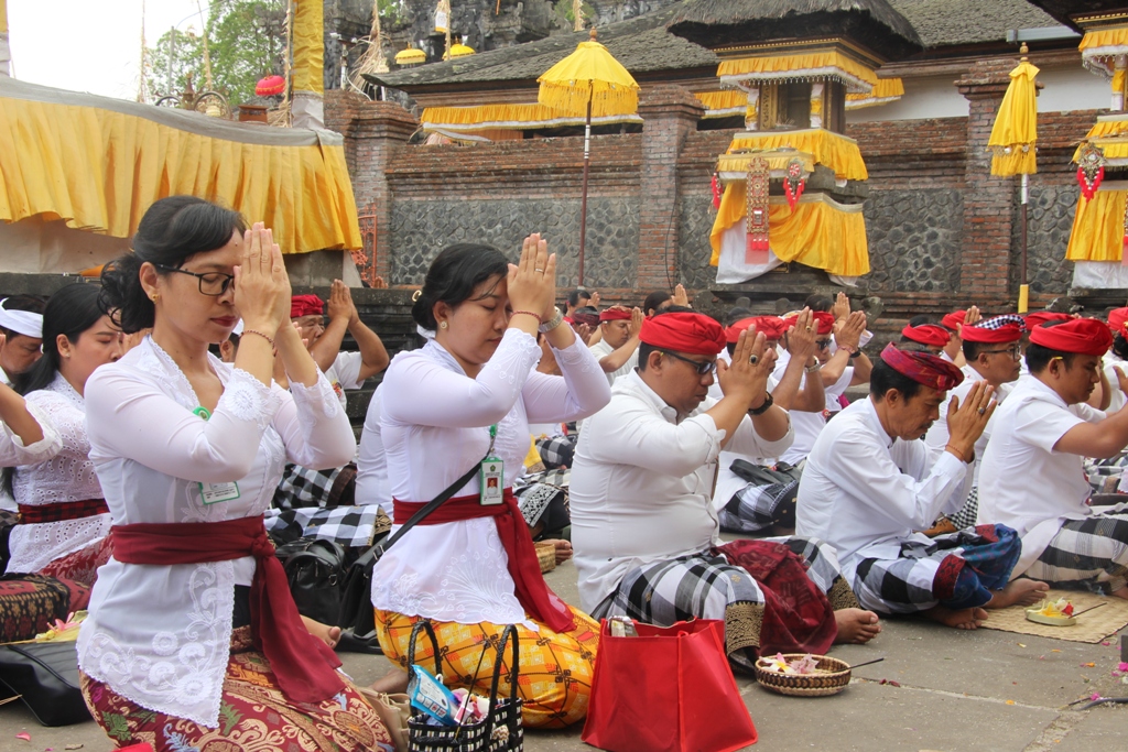 SEMBAHYANG : Persembahyangan yang dilakukan oleh umat Hindu melalui sebuah rentetan yang disebut kramaning sembah. Kramaning sembah memiliki makna tersendiri.