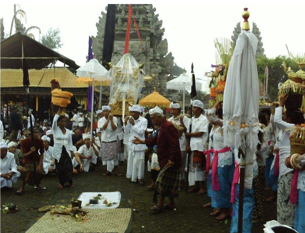MAPRANI: Prosesi Maprani saat Ngusaba Kadasa di Pura Ulun Danu Batur, Desa Adat Batur, Kecamatan Kintamani, Kabupaten Bangli. Diisi dengan acara makan bersama.