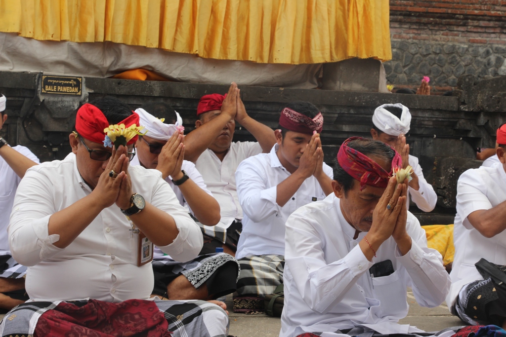 SEMBAHYANG : Persembahyangan yang dilakukan oleh umat Hindu mengacu pada kramaning sembah, dengan menggunakan mantra dan sarana bunga.