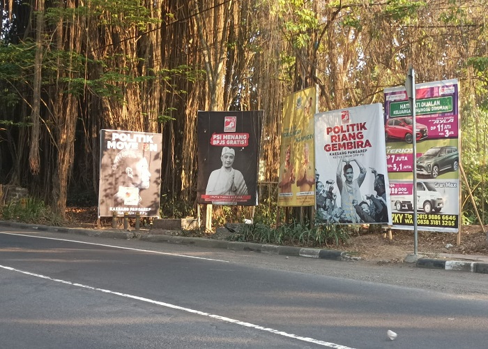 BELUM DITERTIBKAN : Atribut politik seperti baliho dan spanduk calon legislatif masih terpasang di sejumlah ruas jalan di Klungkung, Selasa (7/11).