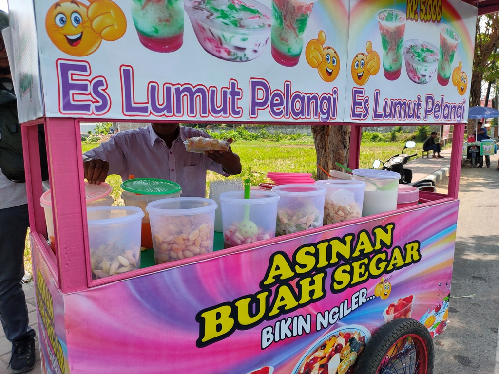 ES LUMUT: Es Lumut Pelangi yang dijual Sahuri di Jalan Ahmad Yani Barat Singaraja.