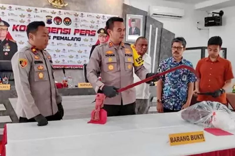 Kapolres Pemalang AKBP Yovan Fatika Handhika Aprilaya menunjukkan senjata tajam yang dipakai tawuran antar pelajar SMP, Rabu (8/11).