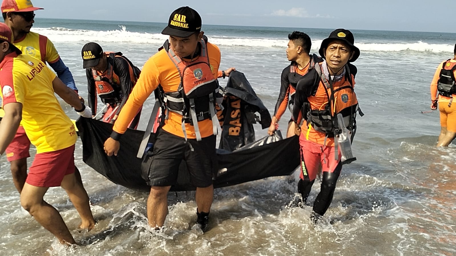 EVAKUASI: Petugas gabungan mengevakuasi jenazah WNA China yang ditemukan tewas mengambang setelah sempat hilang terseret arus di Pantai Batu Belig.